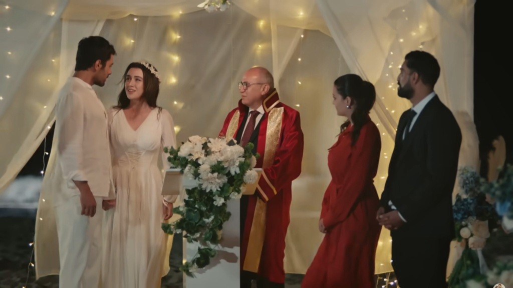 Halil i Zeynep biorą ślub. Oprócz nich, na ceremonii obecni są świadkowie oraz urzędnik.
