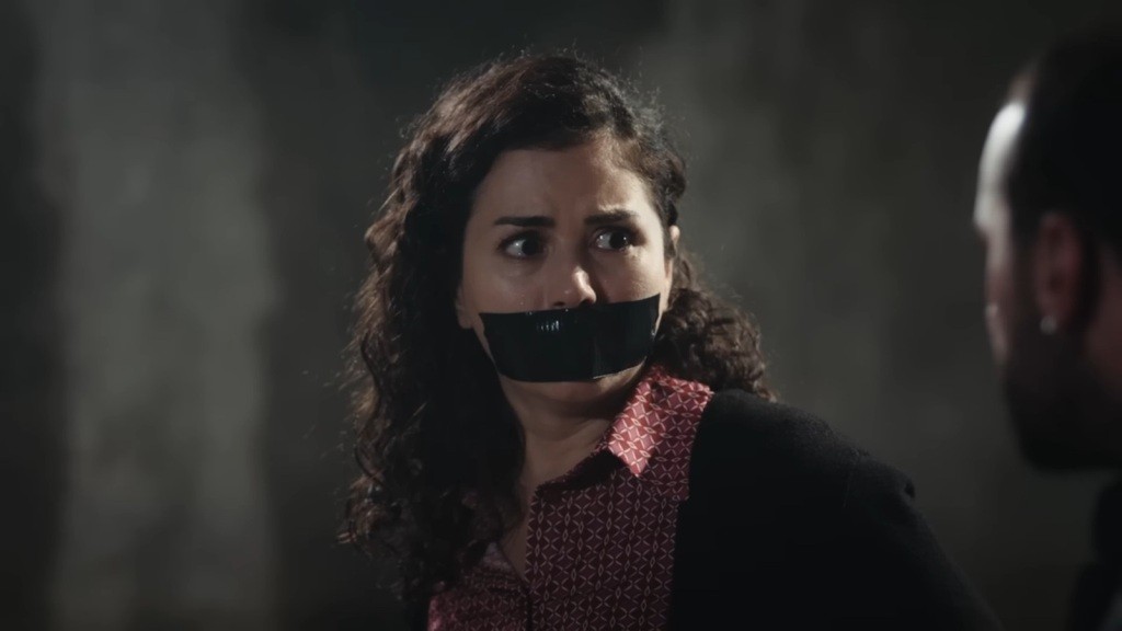 Aynur ma zaklejona taśmą usta, a oczy pełne przerażenia.
