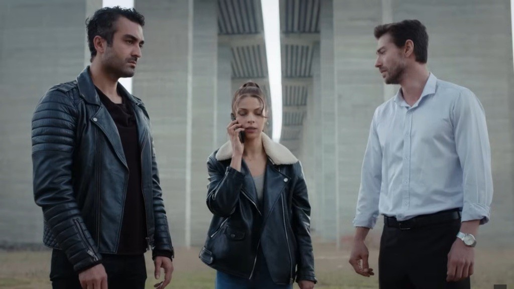 Scena pod mostem. Ayse rozmawia przez telefon. Obok niej stoją zdruzgotani Sinan i Ferit.