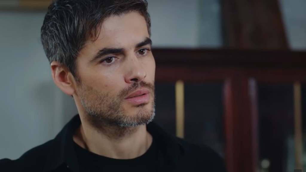 Poyraz spogląda niepewnie.