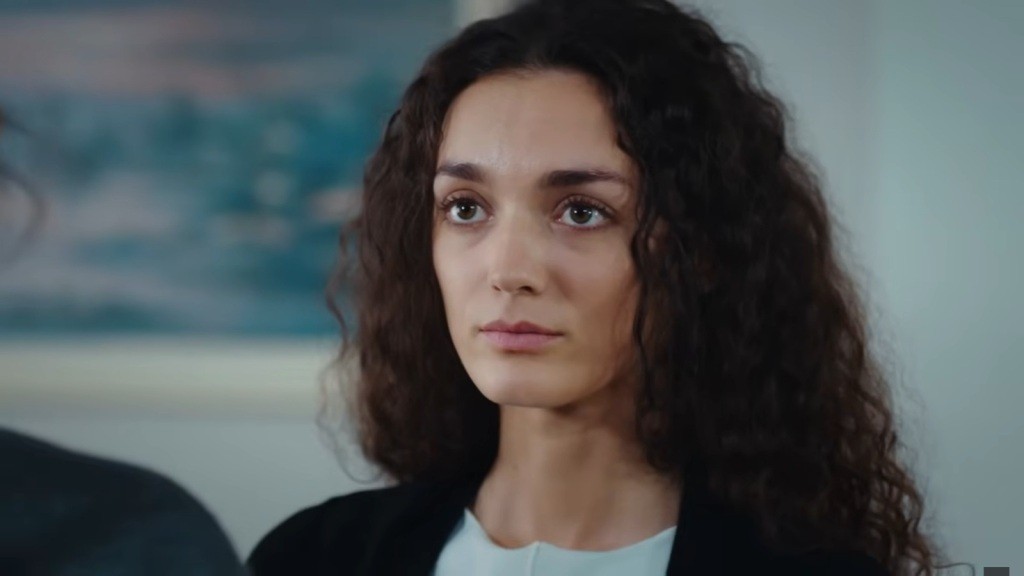 Nana patrzy niewinnie.