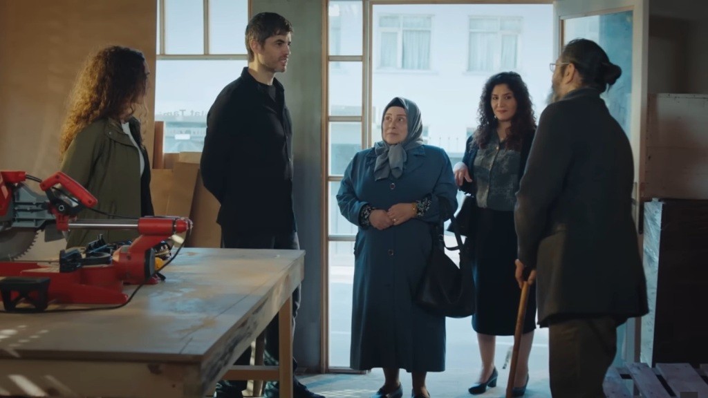 Cennet i Cansel przychodzą do warsztatu, gdzie znajdują się Nana, Poyraz i Tekin.