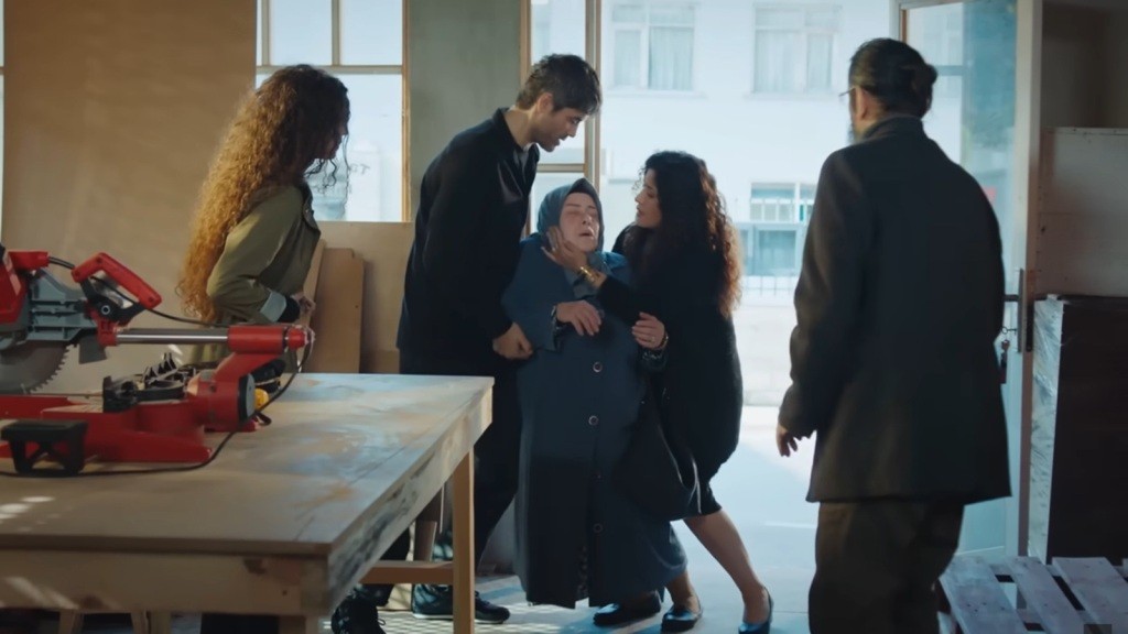 Cennet traci przytomność, osuwając się w ramiona Poyraza i Cansel.