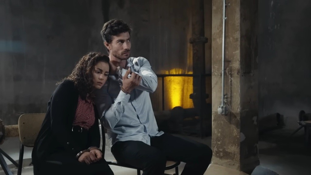 Prokurator próbuje dyskretnie wyjąc spinkę z włosów Aynur.