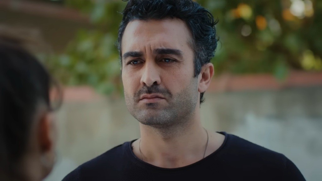 Ferit spogląda na Ayse.