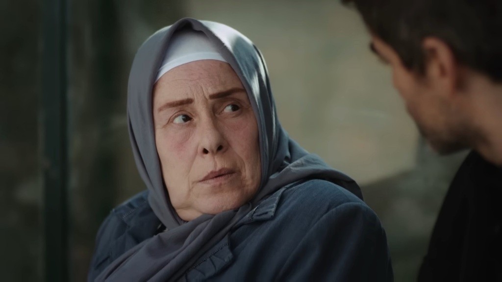 Cennet kieruje wzrok na Poyraza.