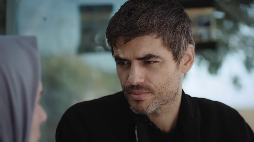 Poyraz patrzy łagodnie na matkę.