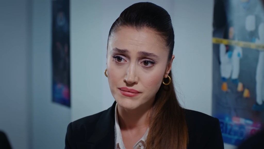 Derya ma smutną minę.