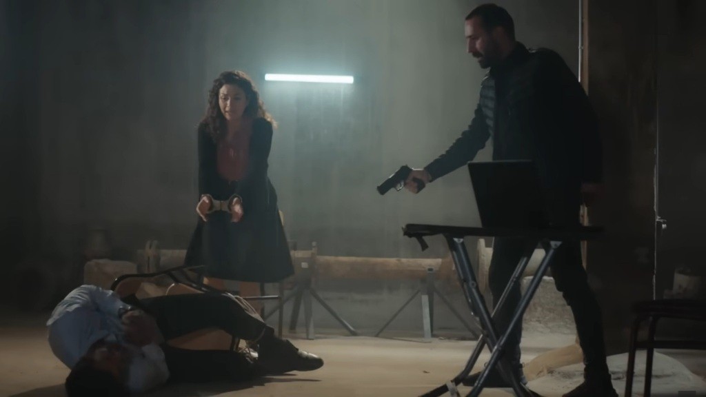 Prokurator Sinan leży na ziemi. Aynur patrzy z przerażeniem na jego nieruchome ciało. Hakan trzyma pistolet w ręku.