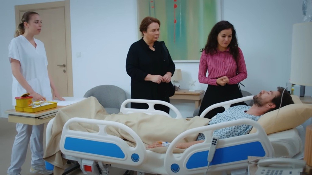 Adalet i Aynur w sali Sinana. Przy łóżku znajduje się także pielęgniarka.
