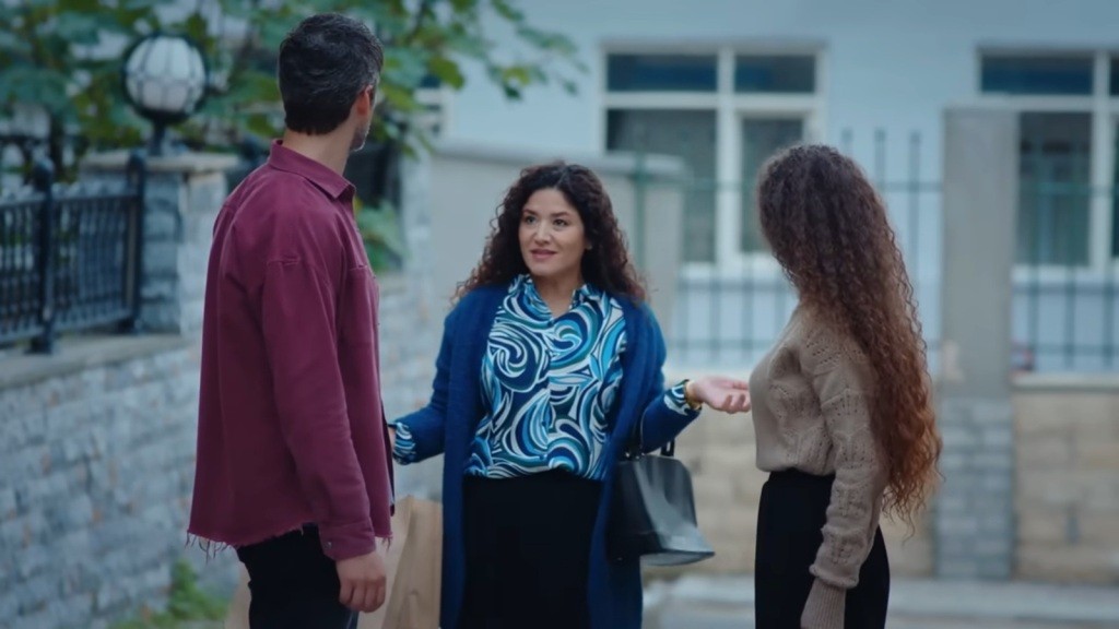 Cansel podchodzi do Poyraza i Nany.
