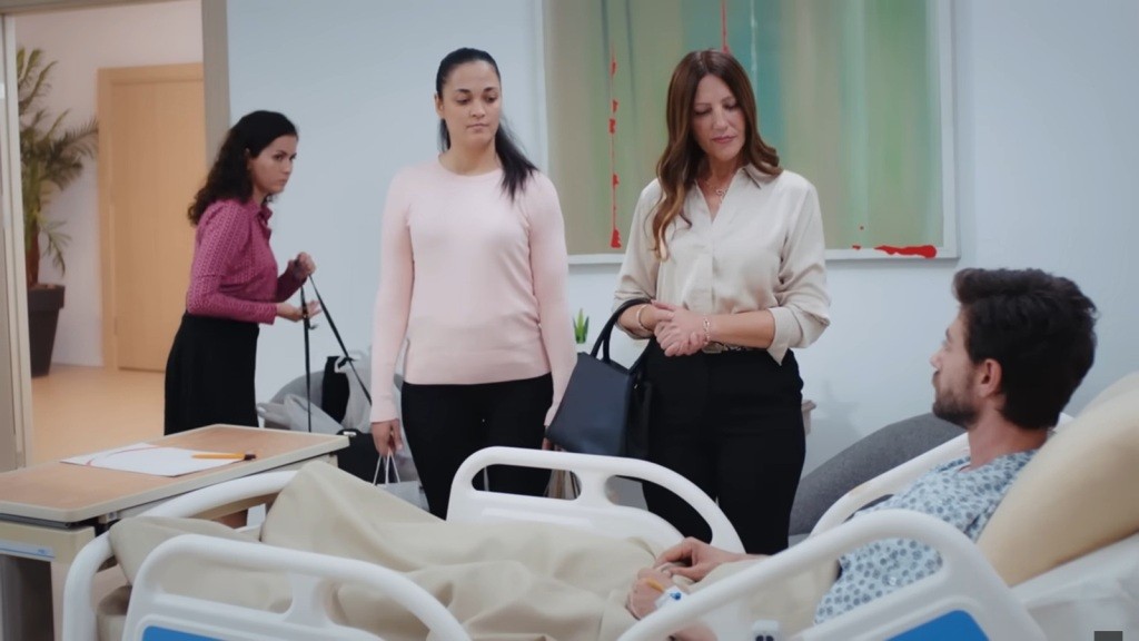 W szpitalu zjawiają się ciotka Sinana i zatrudniona przez nią opiekunka.