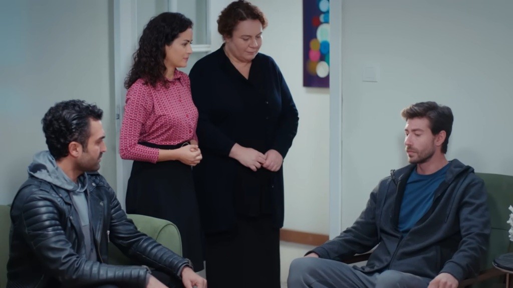 Ferit i Sinan siedzą w fotelach. Aynur i Adalet stoją obok.