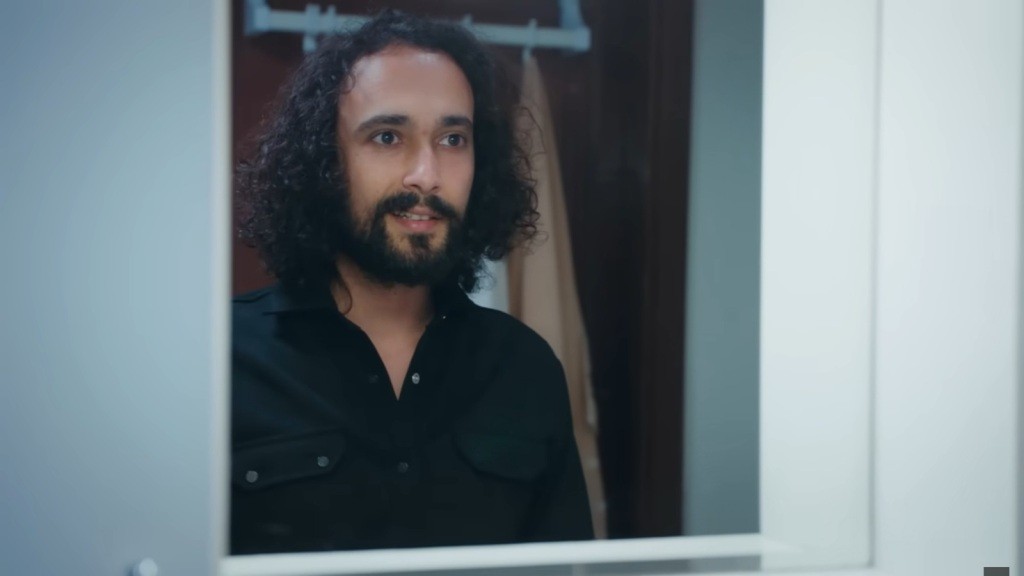 Semih, brat Cansel, przegląda się w lustrze.