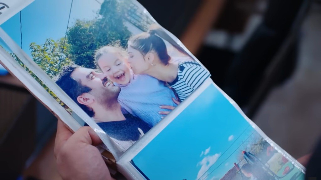 Zdjęcie z albumu rodzinnego, na którym znajdują się Ferit, Doga i Ayse.