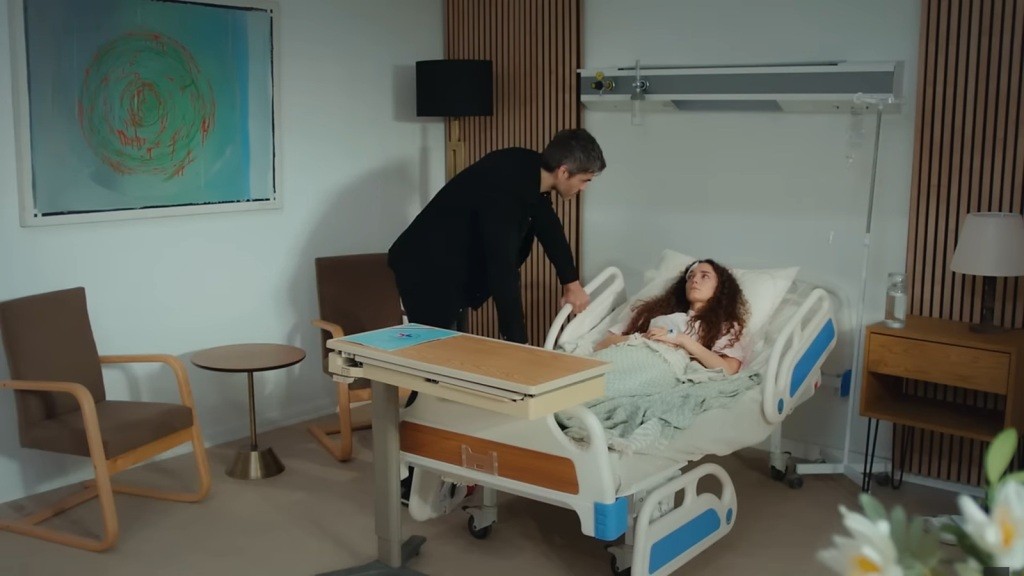 W szpitalu Poyraz pochyla się nad łóżkiem Nany.