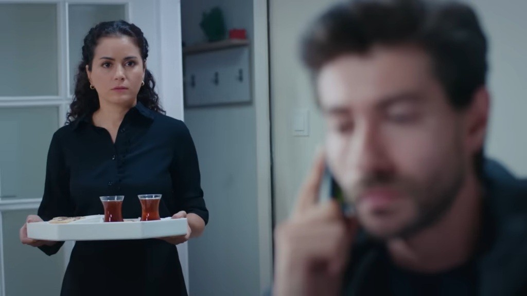 Aynur jest zszokowana, patrząc na prokuratora rozmawiającego przez telefon.