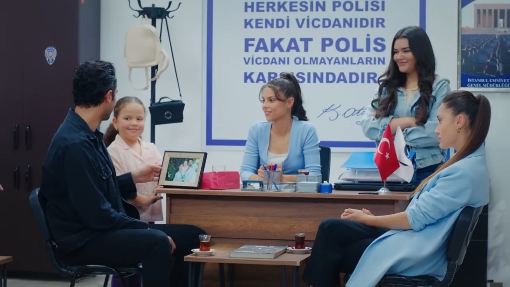 Scena na komisariacie. Ferit, Doga, Ayse i Nese świętują urodziny komisarza, pełni radości. Derya siedzi obok z grobową miną.
