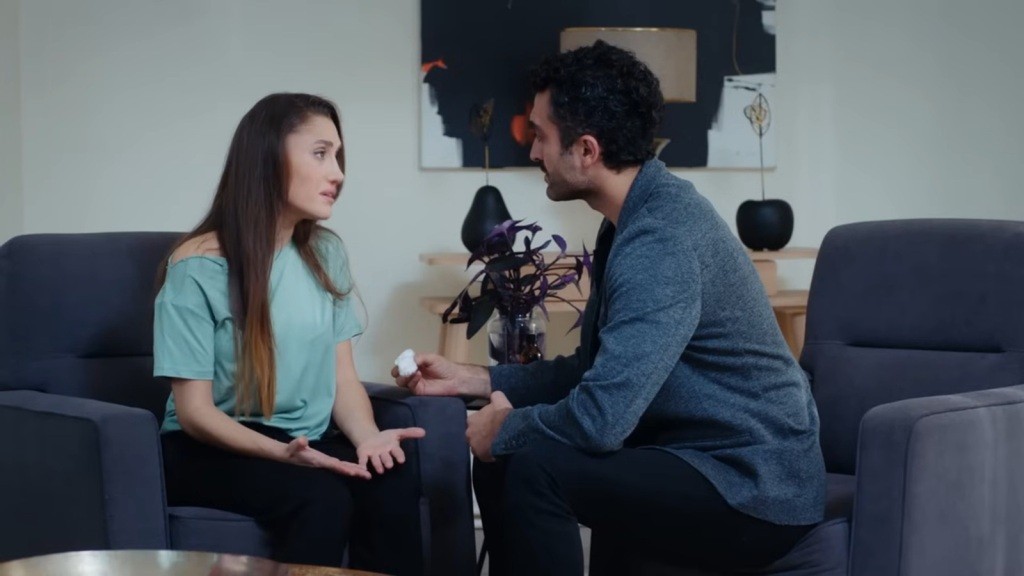 Derya i Ferit w domu Leyli.