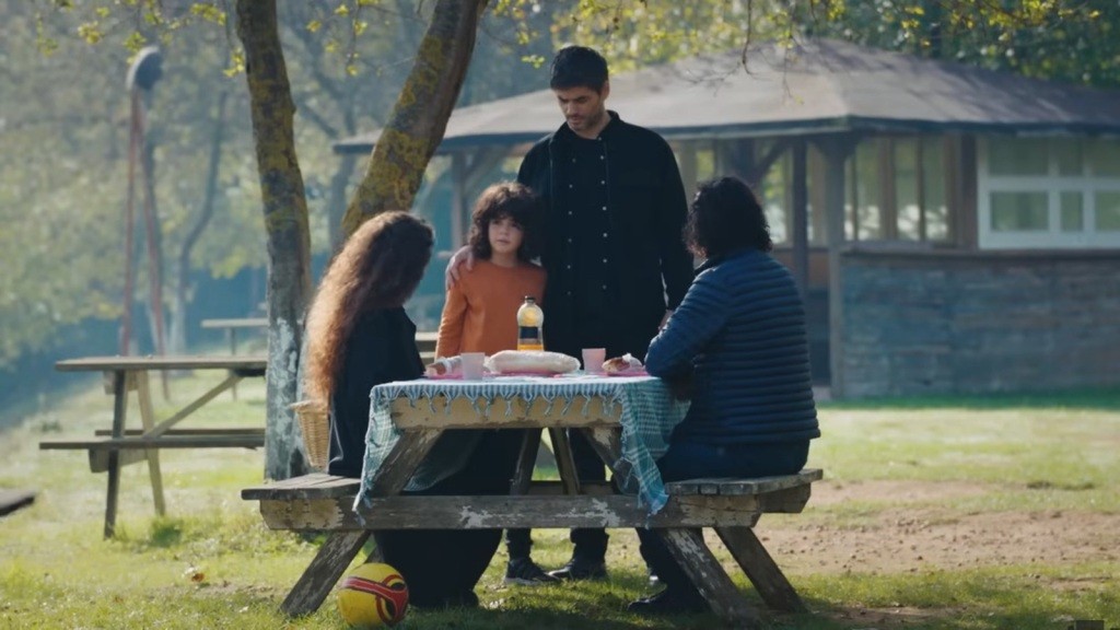 Poyraz pojawia się na pikniku. Stoi obok Yusufa, a Nana i Semih siedzą przy stoliku.