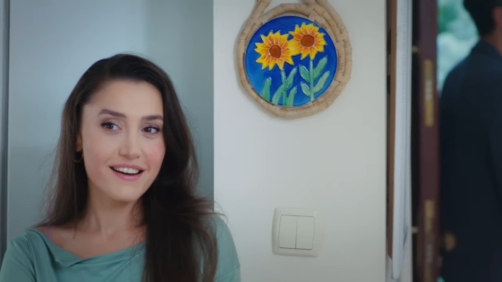 Derya z zapartym tchem wsłuchuje się w rozmowę byłych małżonków, jej serce bije szybciej z ekscytacji.