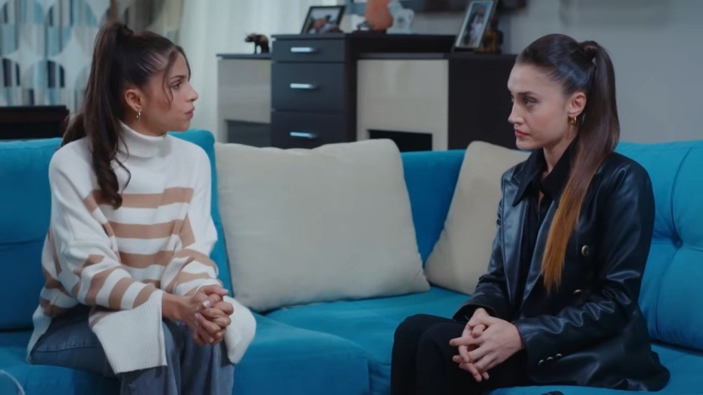 Ayse i Derya siedzą na kanapie, mierząc się nieżyczliwymi spojrzeniami.