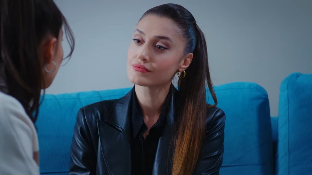 Derya zachowuje powagę podczas konfrontacji z Ayse.