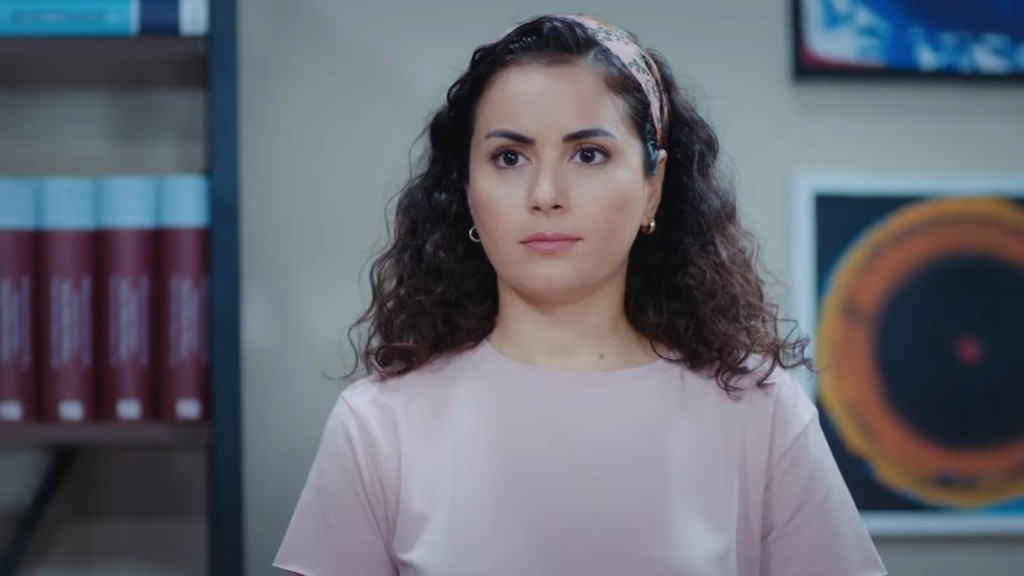 Aynur z wzrokiem utkwionym w jednym punkcie.