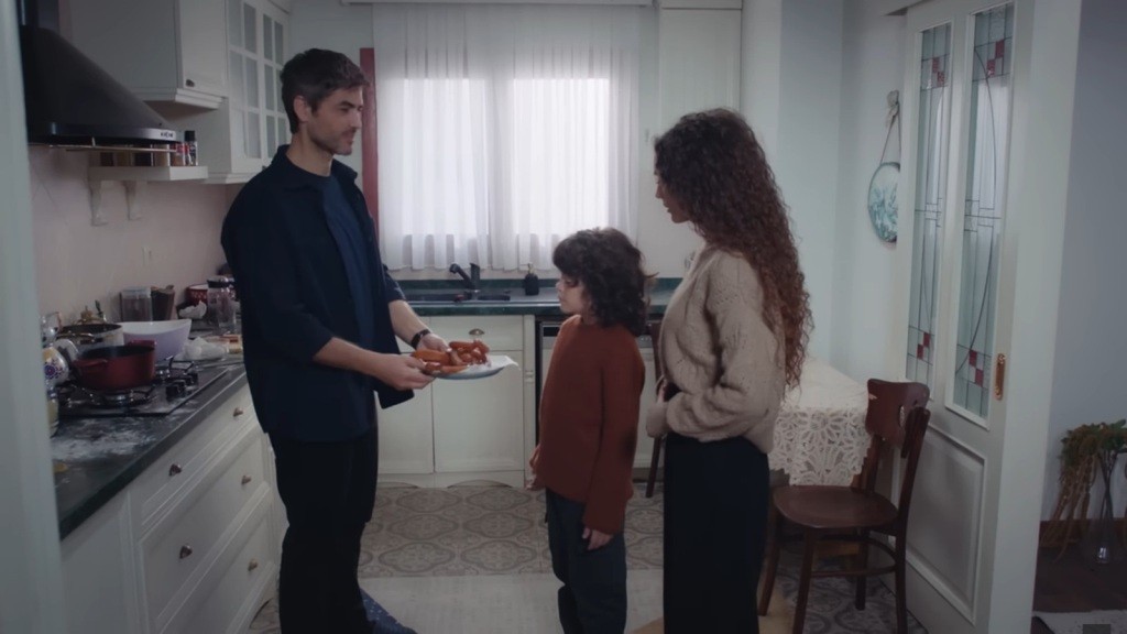 Poyraz przygotowuje deser dla Nany i Yusufa - halka tatlı.
