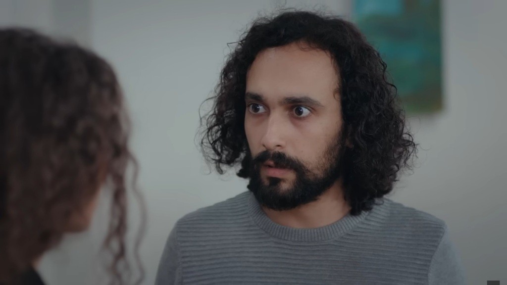 Semih otwiera szeroko oczy, patrząc na Nanę.