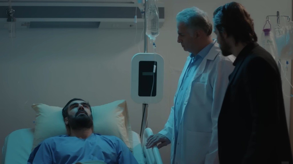 Doktor i drugi mężczyzna przy łóżku Trucizny.