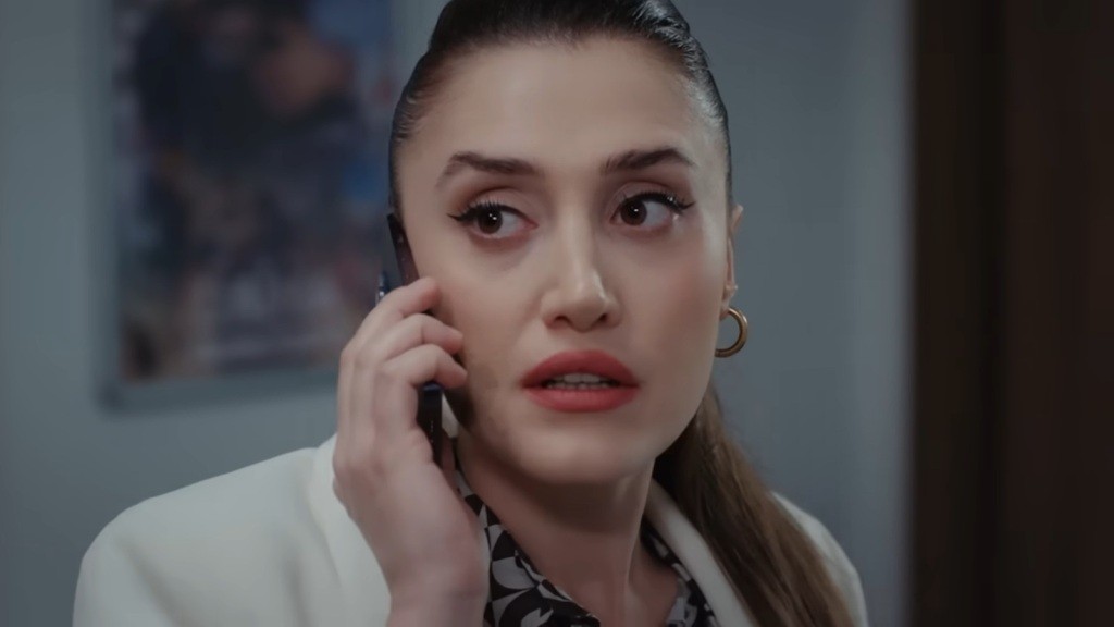 Derya odwraca się, zaskoczona. Zamiera z telefonem przy uchu.