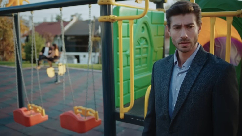 Sinan jest poruszony podsłuchaną rozmową.