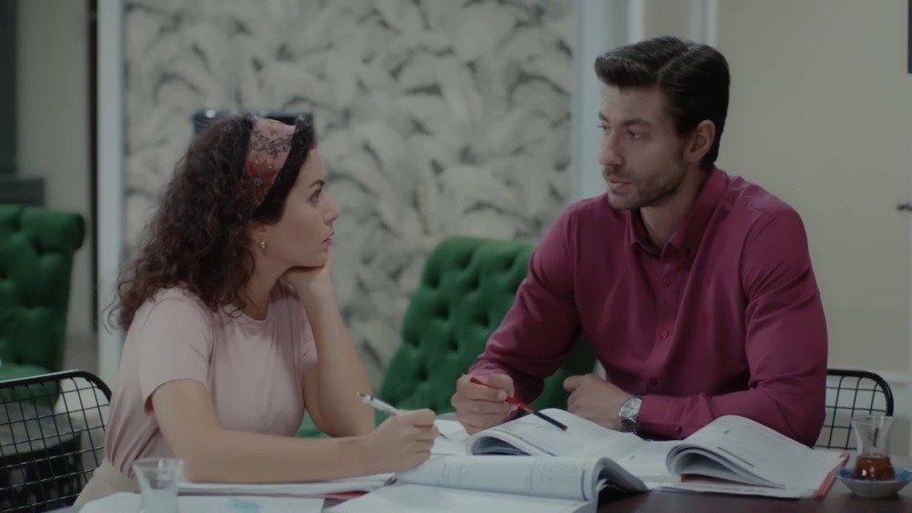 Sinan udziela Aynur korepetycji.
