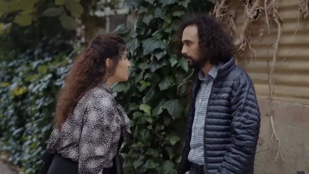 Cansel rozmawia z bratem w ustronnym miejscu.