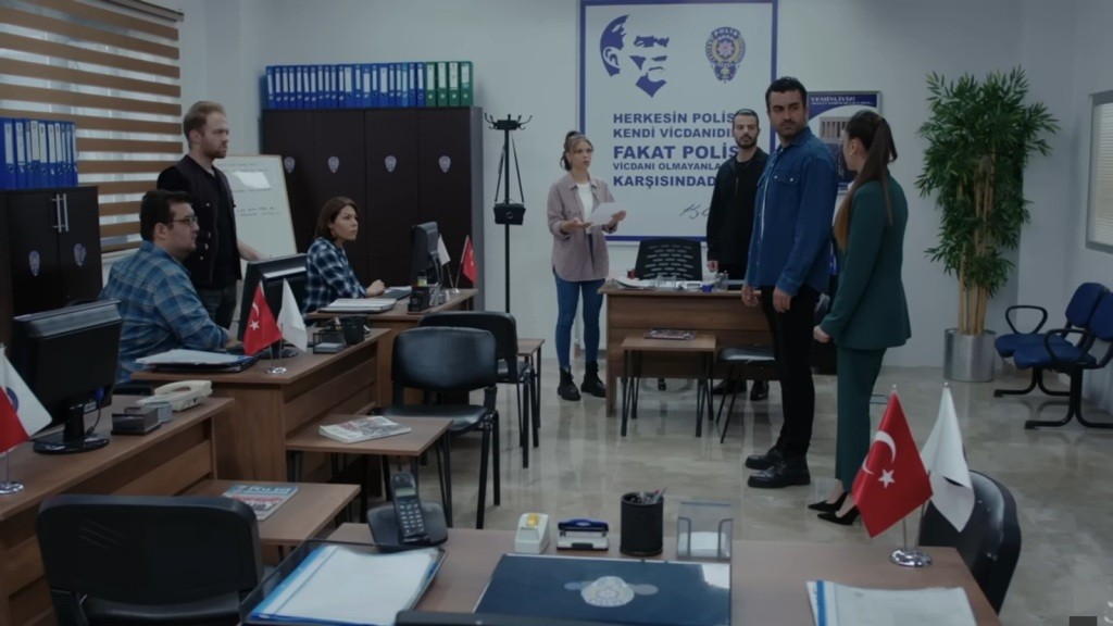 Wszyscy policjanci kierują wzrok na Deryę.