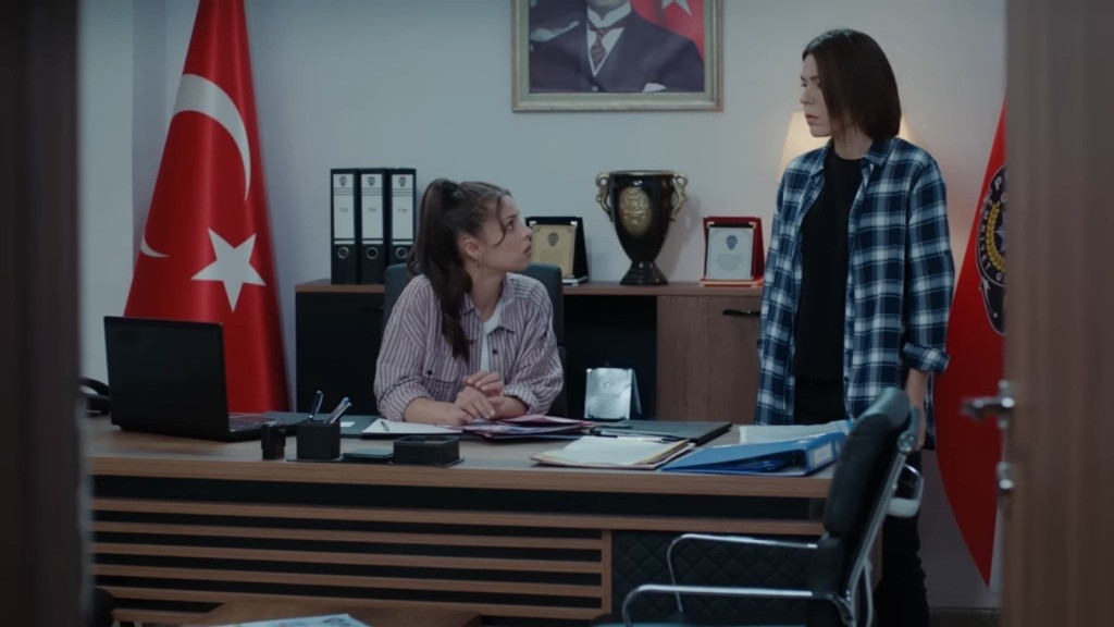 Ayse rozmawia z Karą.