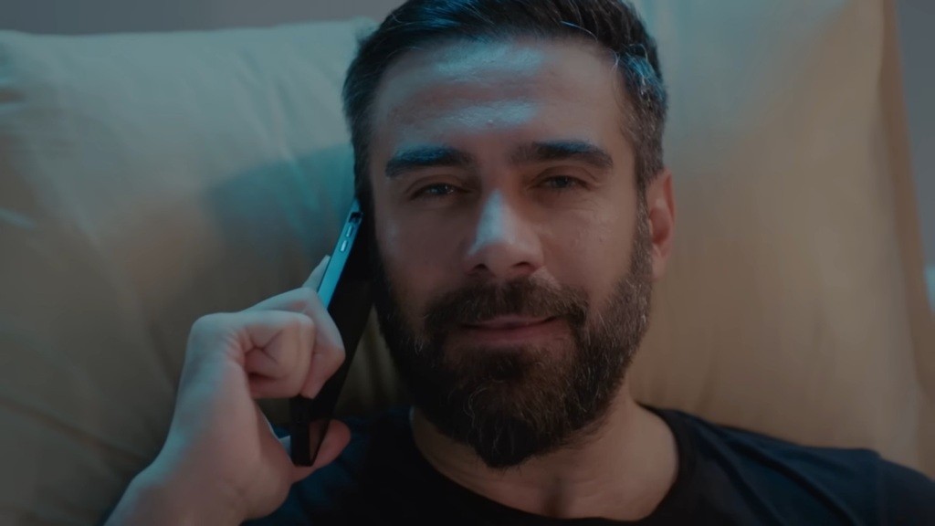 Trucizna rozmawia przez telefon.