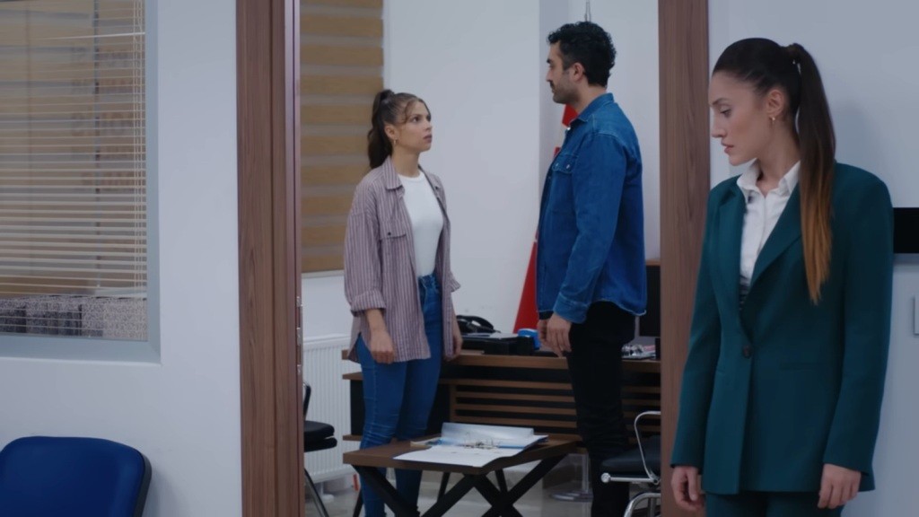 Derya podsłuchuje rozmowę Ferita i Ayse w gabinecie.