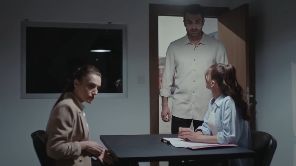 Ferit wchodzi do pokoju przesłuchań.