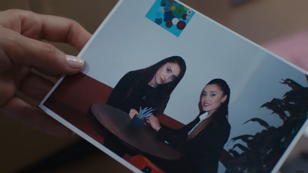 Zdjęcie Deryi i Leyli. Derya ma na szyi naszyjnik.