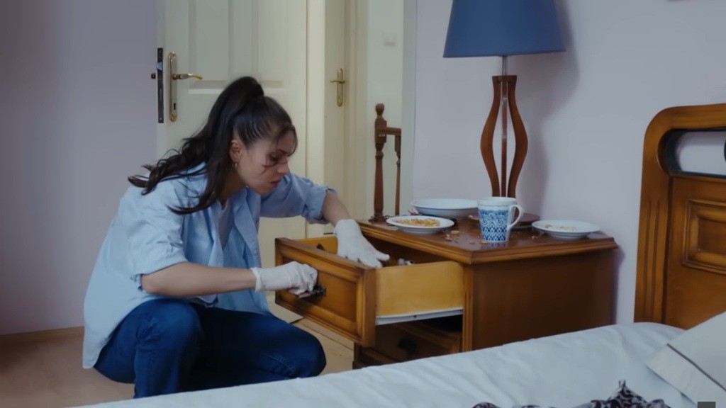 Ayse szpera w domu Leyli.