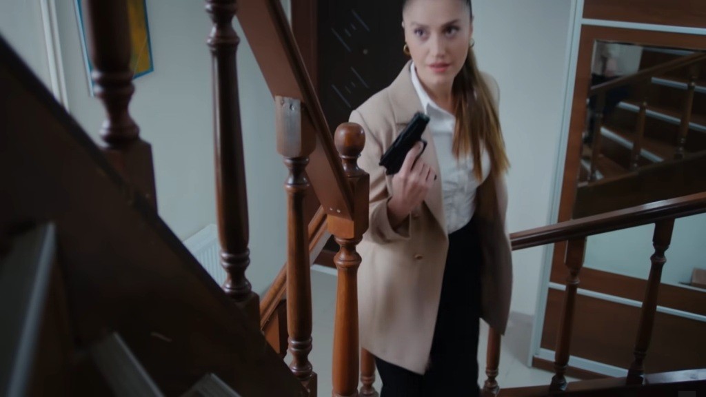 Derya wchodzi na górę z pistoletem w ręku.