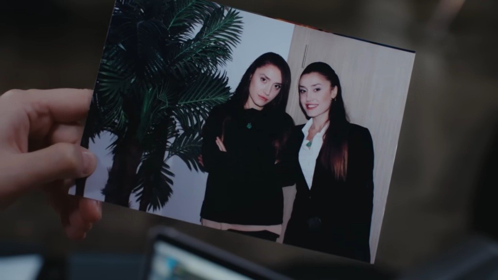 Fotografia, na której Derya i Leyla mają takie same naszyjniki.