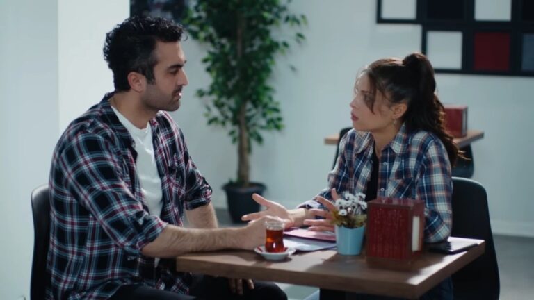 Ferit i Ayse siedzą przy stoliku w stołówce.