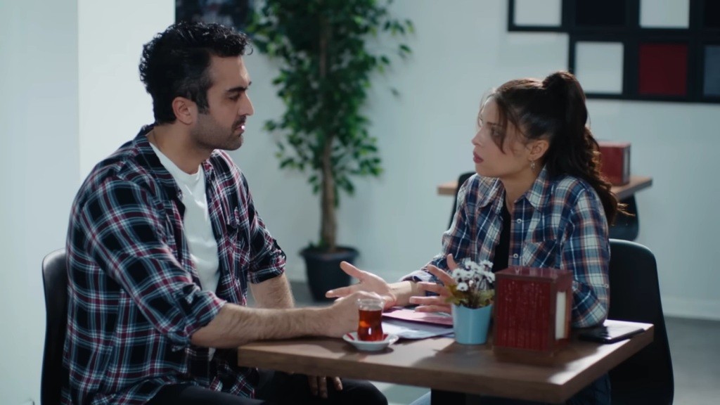 Ferit i Ayse siedzą przy stoliku w stołówce.