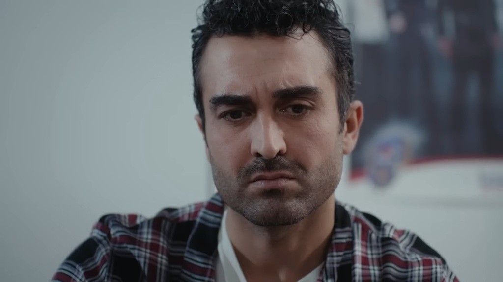 Ferit marszczy brwi w zamyśleniu.