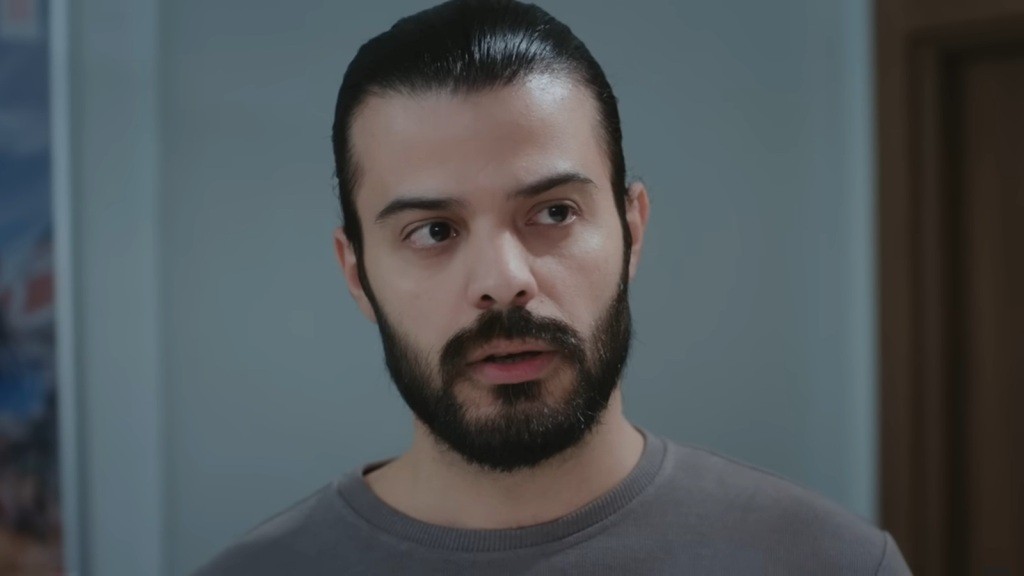 Volkan spogląda niepewnie.