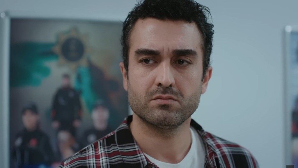 Ferit patrzy poważnie.