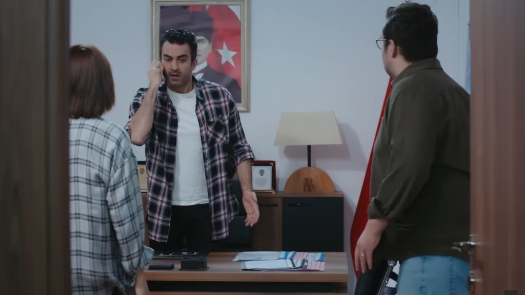 Ferit trzyma telefon przy uchu. Jest przerażony, jakby stało się coś złego. W pomieszczeniu znajdują się także Ibrahim i Kara.
